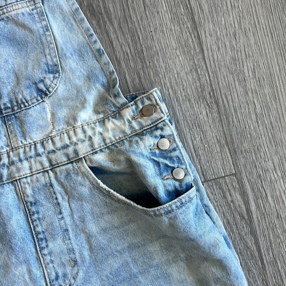 Forever 21 Light Washed Denim Overalls Size 26 - Picture 4 of 9